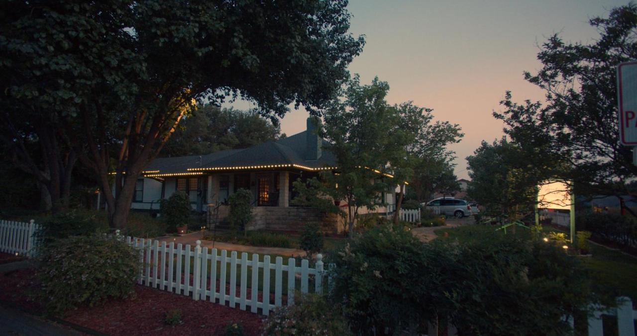 Granbury Gardens Bed And Breakfast Exterior photo